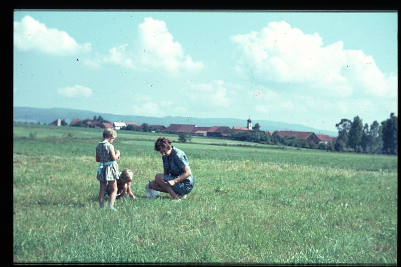 18.Regensburg jun 1966 Mama,Brigitte,Marion.JPG